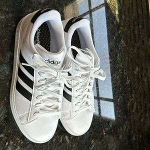 Court sneakers adidas. Worn 2x. Almost perfect condition